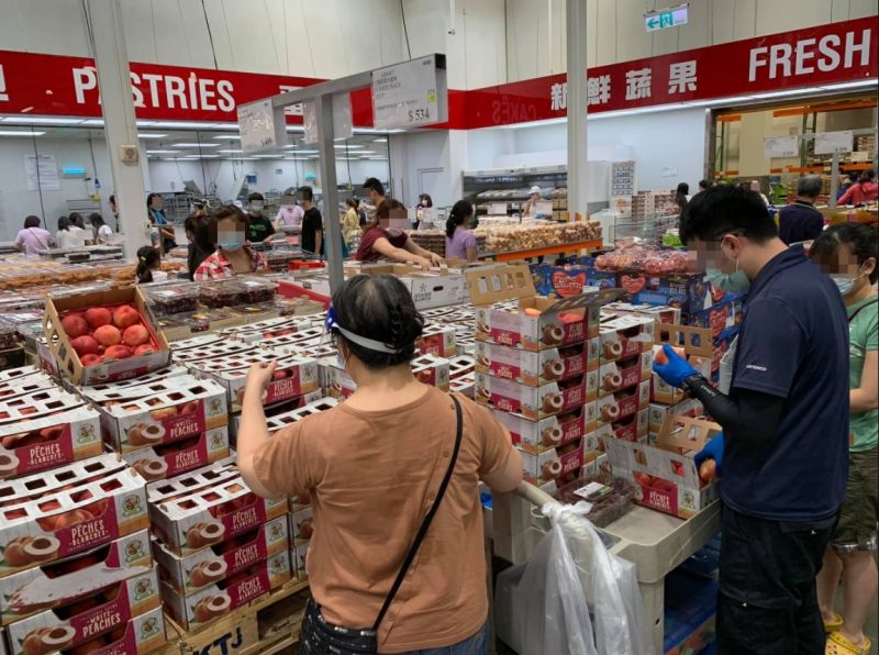 ▲女網友貼心現場照片，從中可見員工貼心幫客人挑出有瑕疵的水蜜桃。（圖／翻攝COSTCO