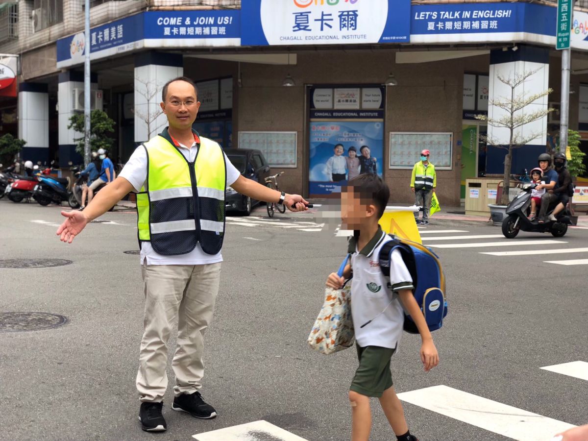 ▲信義房屋美術園道專案經理王保富積極協助導護工作。（圖／NOWnews資料照片）