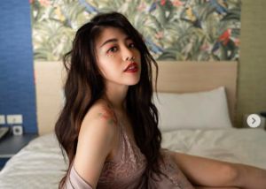 安迪愛女模仿《黑暗榮耀》空姐!林吟蔚狂秀魔鬼身材 一轉身辣爆