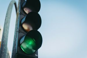 紅綠燈為何是「紅黃綠」3種顏色？醫揭進步沿革　初始1色狂釀事故

