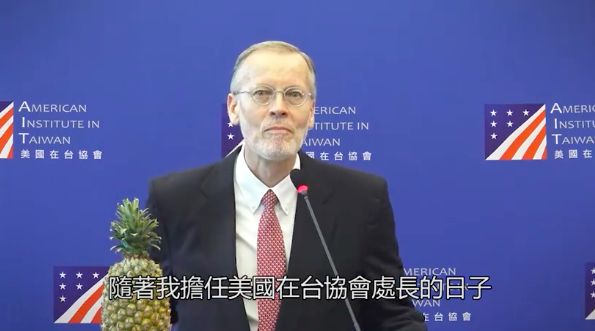 ▲酈英傑卸任演說時在桌上擺上台灣鳳梨，替台灣受中國打壓抱不平。（圖／翻攝自AIT臉書）