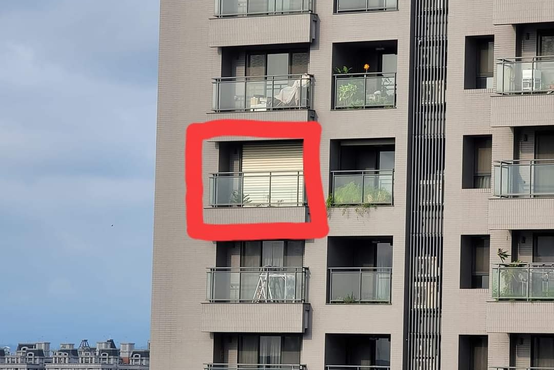 ▲網友不解高樓層住戶為何要在陽台裝鐵捲門？問題一出引發熱議。（圖／翻攝自《爆料公社一日小編》臉書）