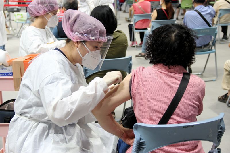 ▲屏東65歲以上疫苗施打率高達68.28%，是本島第一。（圖／屏東縣政府提供,