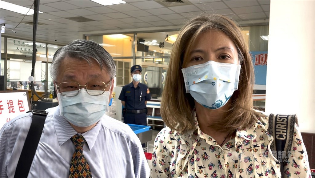 ▲懲戒法院13日審理前公懲會委員長石木欽懲戒案，監察院代表庭上表示本案合議庭部分成員有偏頗，聲請迴避，庭訊也隨之喊卡結束；石木欽委由律師廖芳萱（右）代理出庭，廖芳萱庭後表示，為何監察院不提早說，等於今天白忙一場。中央社記者劉世怡攝 110年7月13日