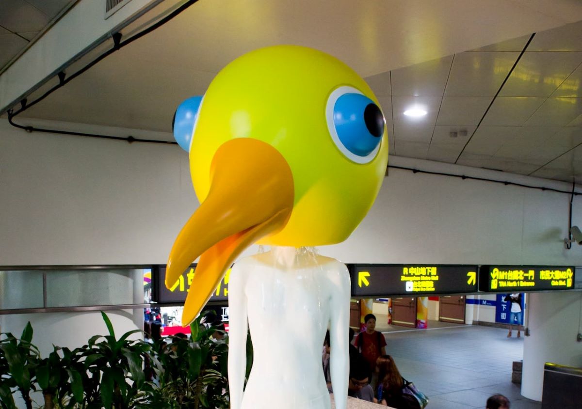 ▲陪伴通勤族11年的北車「鳥人」今（13）日傳出將被撤下，讓民眾十分不捨。（圖／翻攝台北當代藝術館臉書粉專）