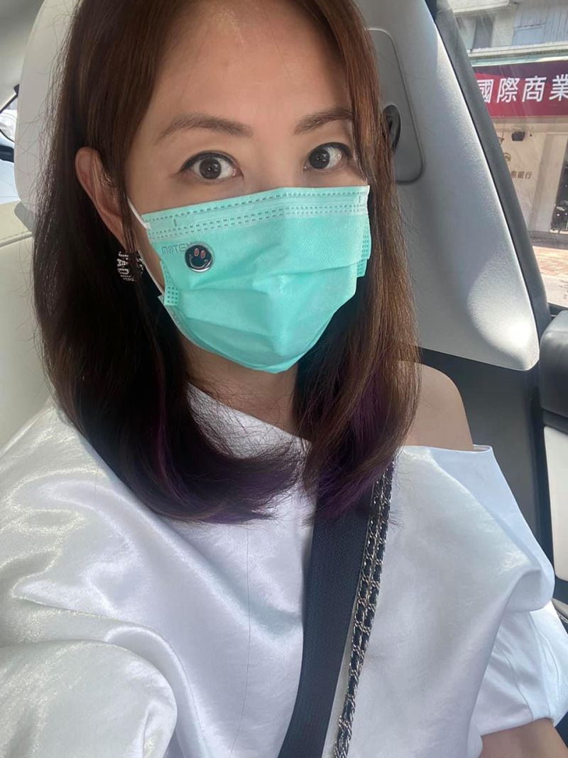 ▲▼賈永婕先到馬偕醫院送機器,再到亞東醫院演講,行程滿滿。(圖/賈永婕臉書)