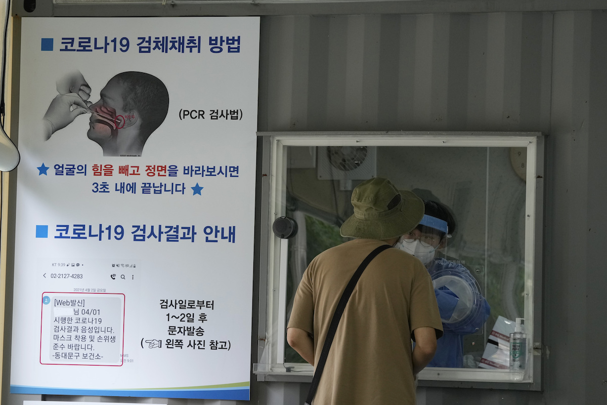 ▲韓國近日新冠肺疫情升溫，韓國國務總理金富謙今日宣布，15日將上調非首都圈防疫響應級別至第二級，首爾首都圈的防疫級別則是早在12日上調至最高級別的第四級。（圖／美聯社／達志影像）