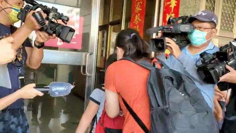 鳳山大樓群聚住戶解隔離返家 直呼「感動到想哭」