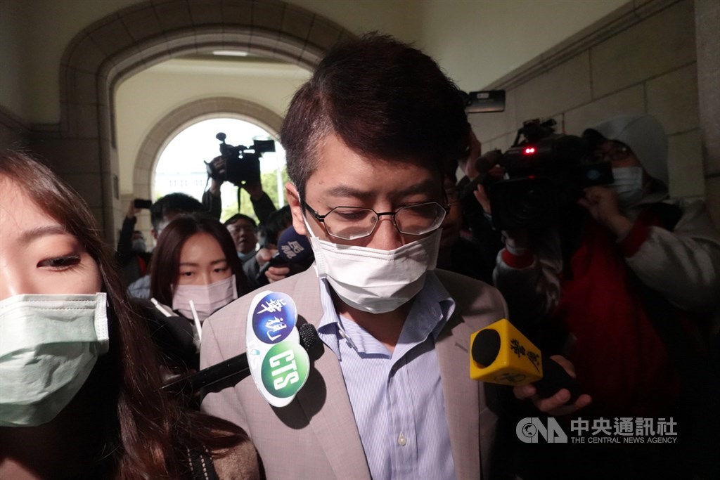 ▲總統府前發言人丁允恭（中）14日傳出在高雄酒駕肇事，在前鎮區成功、復興路口與一名機車騎士碰撞，騎士受傷送醫。（圖／中央社）