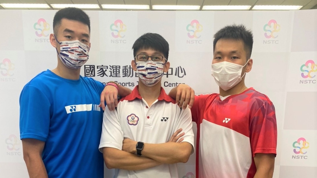 ▲東京奧運倒數9天，我國羽球「黃金男雙」李洋／王齊麟籤運不佳落入死亡之組，苦笑說「沒積陰德」，教練陳宏麟（中）則認為出線未必是難事。（圖／國訓中心提供）