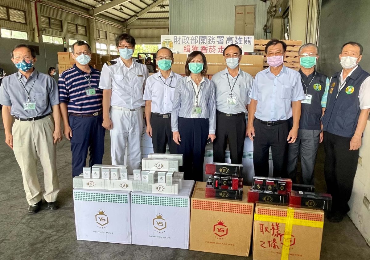 ▲財政部關務署高雄關緝獲2只轉口貨櫃走私未稅菸品。(圖／記者黃守作攝，2021.07.14)