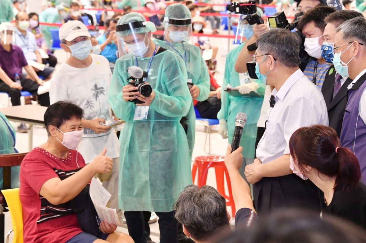 ▲北市花博爭艷館大型注射站今日開始為民眾接種疫苗，市長柯文哲前往視察。（圖／北市府提供）