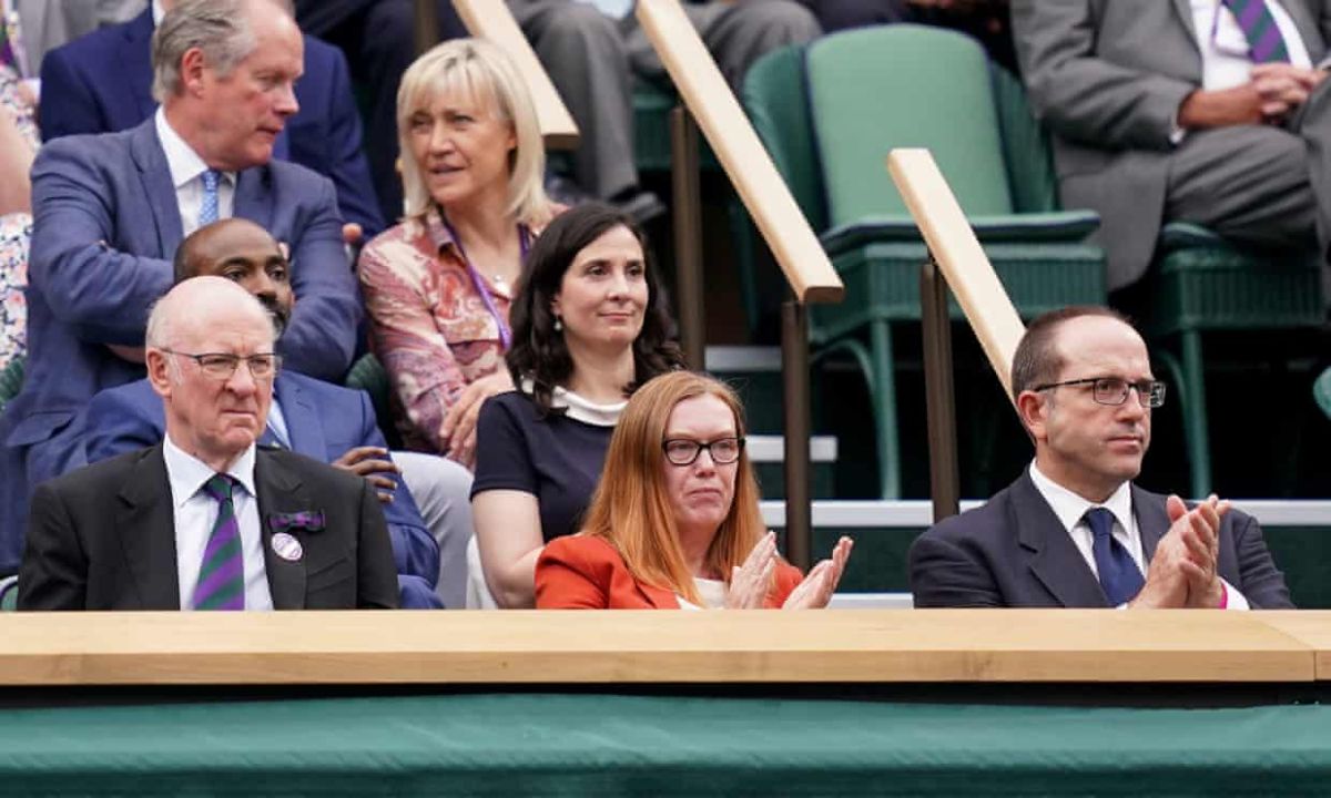 ▲AZ疫苗主要研發者吉爾伯特（中）在溫網比賽中受到觀眾熱烈歡呼。（圖／翻攝自《衛報》）