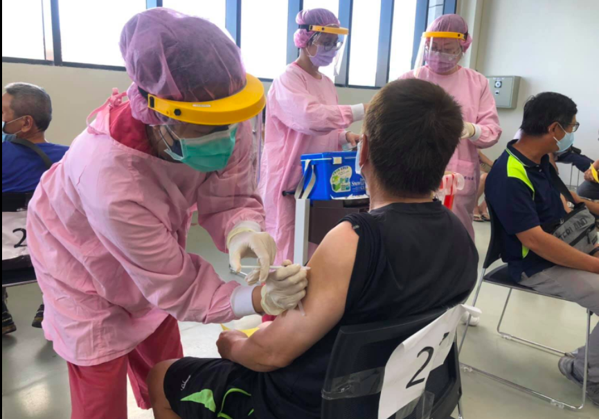 ▲媒體報導，衛生福利部基隆醫院急診科醫師傳遭減薪15%，醞釀集體離職。院方表示，受到疫情影響，醫療收入減少，醫師能領到的獎勵金比疫情前少，但院內人力穩定，沒有離職潮。。圖為醫護為民眾施打疫苗。（圖/翻攝部立基隆醫院臉書）