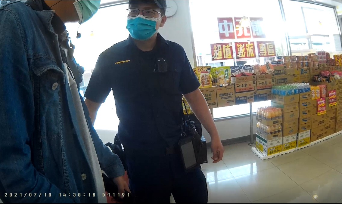 ▲情竇初開的蔡男不疑，依其指示前往超商共購買價值75000元遊戲點數卡，又要再度購買55000元，超商店員警覺蔡男遭到詐騙，請警方到場協助(圖／警方提供2021.7.14)