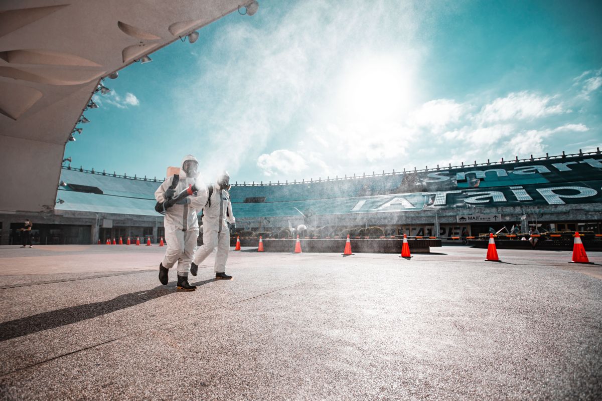 ▲陸軍33化學兵群派遣兵力前往「花博爭豔館」疫苗站執行消毒。（圖／軍聞社提供）