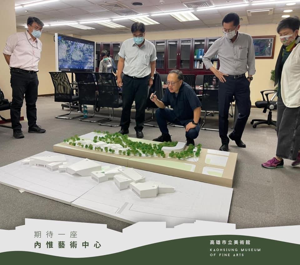 ▲副市長史哲與文化局王文翠局長等人一同巡視內惟藝術中心工程。（截自史哲臉書）