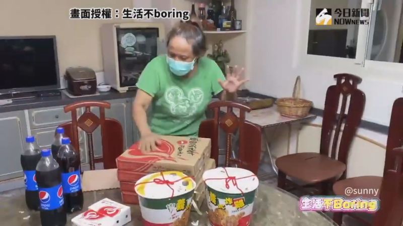▲來自印尼的Sunny竟然徒手打蟑螂,嚇壞現場所有人。(圖/生活不boring