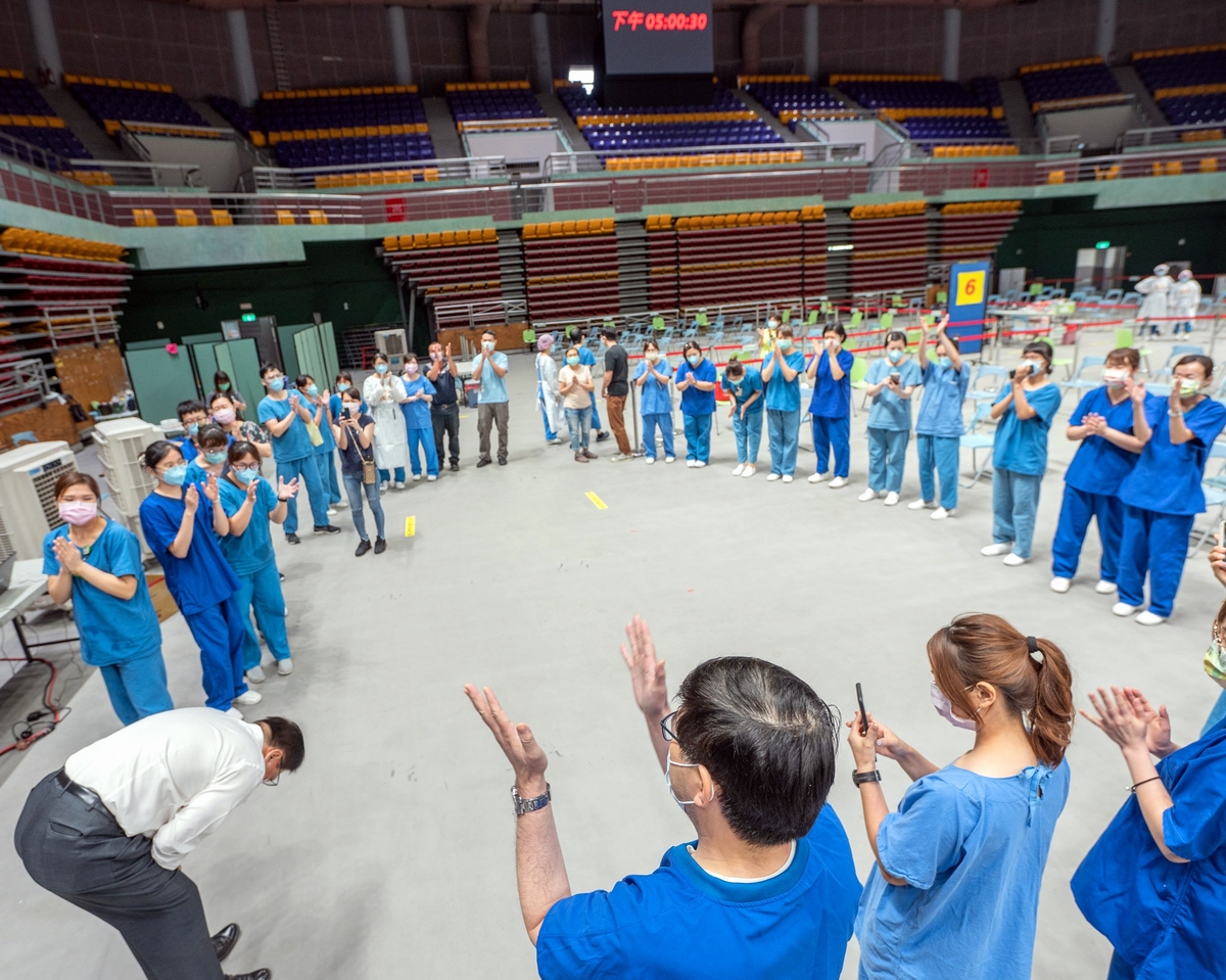 ▲屏東縣政府再獲中央撥補5600劑莫德納疫苗，縣長潘孟安向速打站辛苦的醫護人員致敬。（圖／屏東縣政府提供, 2021.07.14）