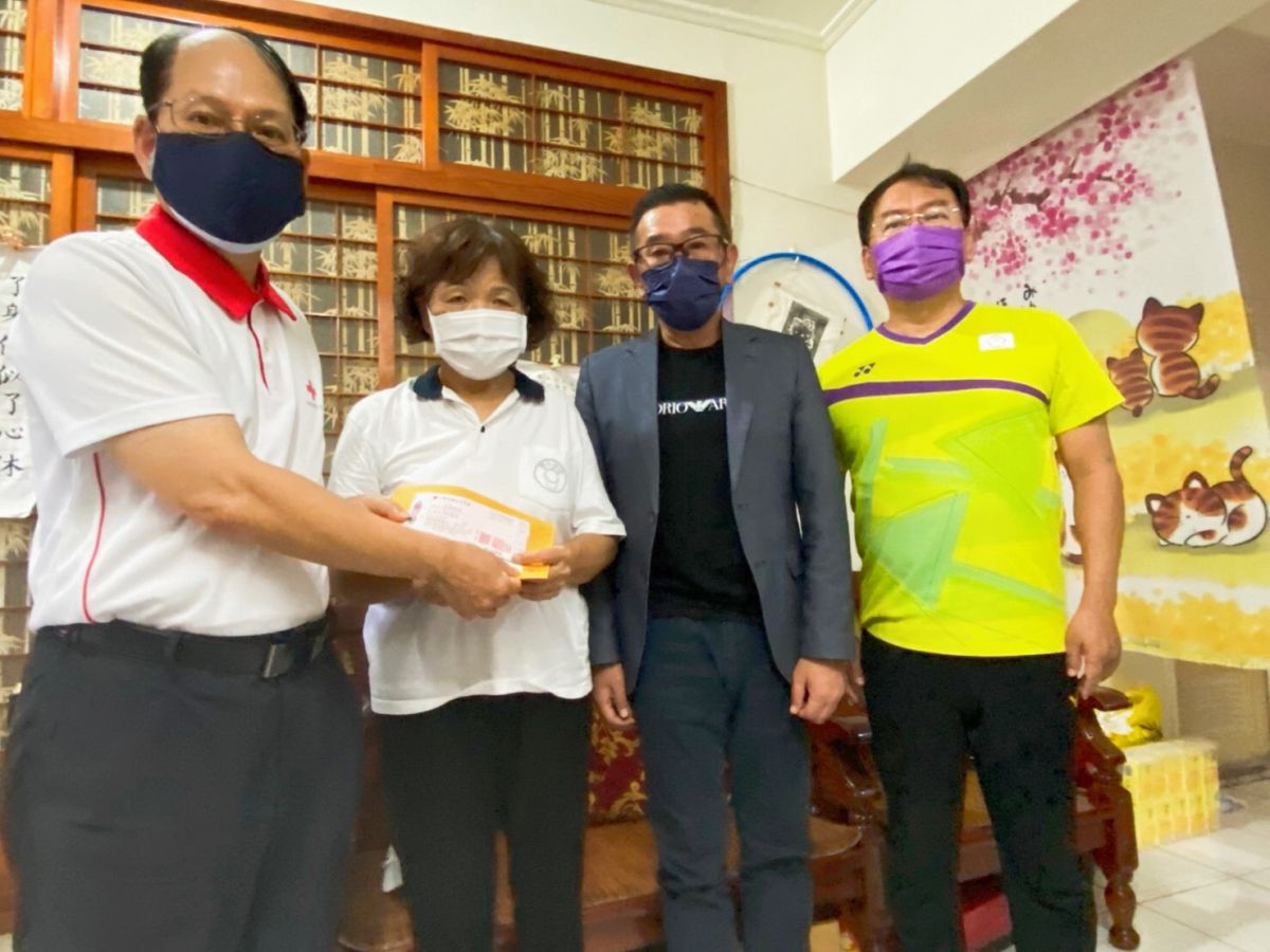 ▲永恆天詩企業(直播主)林揚竣派代表，在議員謝志忠的陪同下，透過紅十字會作指定捐款100萬元給袁媽媽(圖／謝志忠服務處提供2021.7.14)