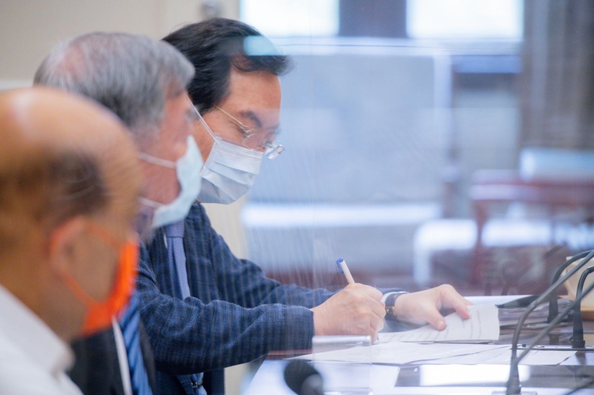 ▲行政院發言人羅秉成戴眼鏡出席會議，引起幕僚關注是否太勞累。（圖／行政院提供）