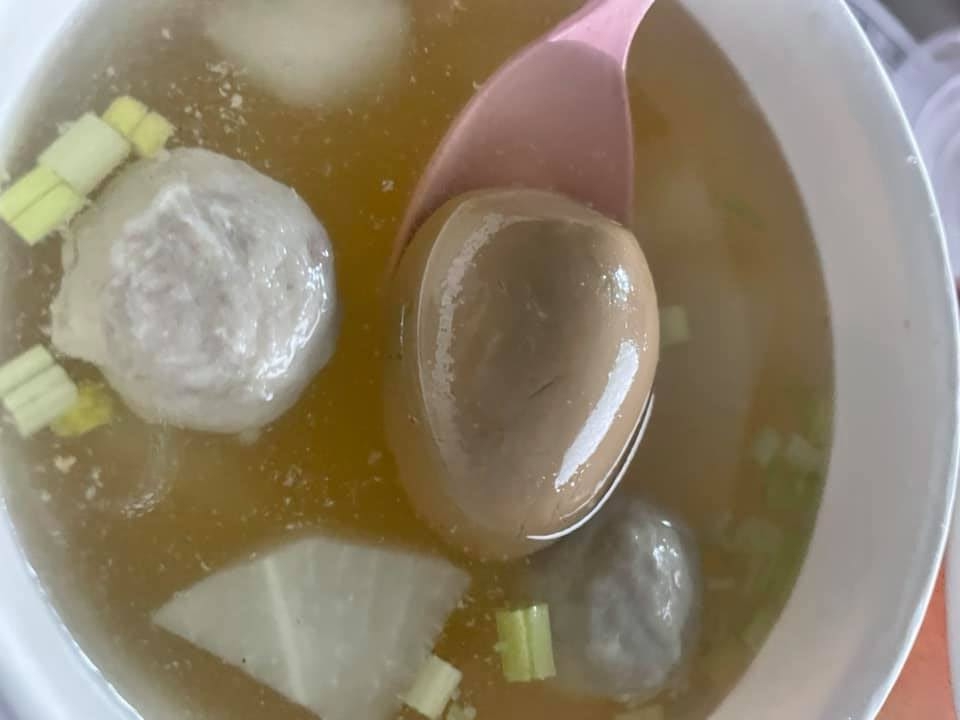 ▲網友點「貢丸湯加蛋」，以為會是蛋花湯結果卻是湯裡放一顆滷蛋，讓她直呼傻眼。（圖／翻攝自《爆廢公社公開版》臉書）