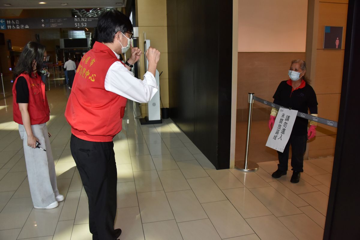 ▲今天在展覽館陳其邁也特別感謝一位住在大樹的長輩，謝謝這個阿桑很辛苦很認真，也給我們一個安全的環境。(圖／高市府提供)