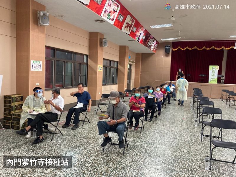 ▲陳其邁表示,今天持續在各個地方施打疫苗,許多宗教聖地如內門紫竹寺,大寮包公廟都都是市民朋友熟悉的地方。(圖/高市府提供)