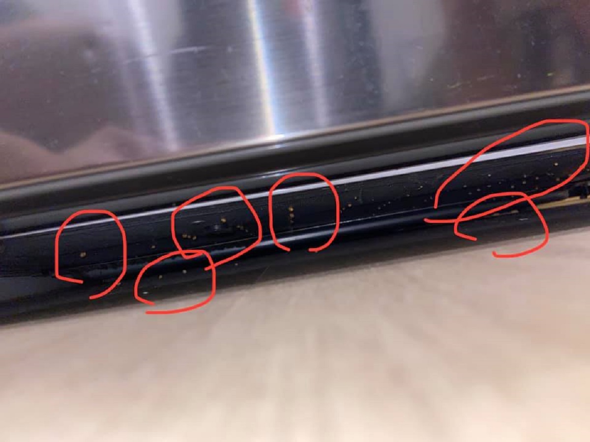 ▲今（15）早有網友貼出照片並表示，自己在冰箱底部驚見外型超像「玉米粒」的詭異顆粒，這讓他相當困惑，並PO網求解，對此，知情人一看立刻秒揭真相。（圖／翻攝自臉書社團「爆系知識家」）