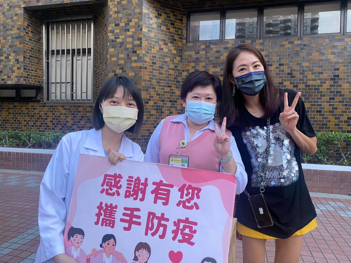 ▲賈永婕（右一）送愛心餐活動告一段落。（圖／賈永婕臉書）