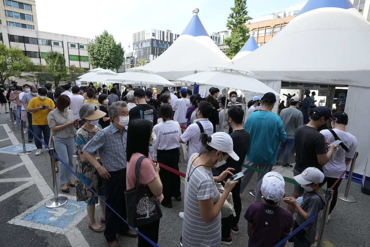 ▲韓國連續9天新增確診突破千例，韓國官員指出，只少需要一週才能顯現防疫措施的效果。圖為等待檢測的韓國民眾。（圖／美聯社／達志影像）