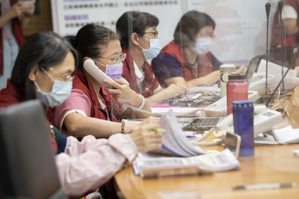 ▲新北市長侯友宜慰勞新北市檢疫隔離關懷中心的同仁，感謝所有防疫人員的無私犧牲，才讓疫情露出一線曙光。（圖／新北市政府提供）