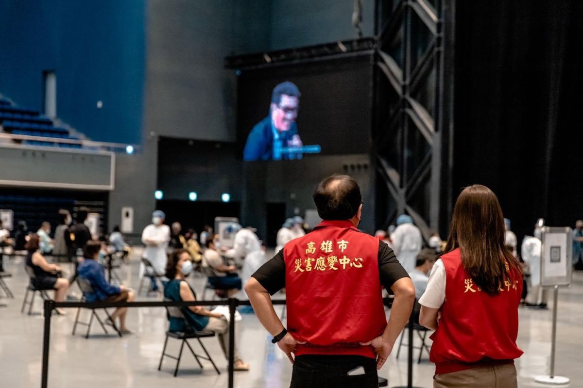 ▲高流今天化身接種站，現場播放李宗盛音樂會，全場65歲以上大叔一邊打疫苗、一邊回憶著年輕時期的歌曲。（翻攝史哲臉書）