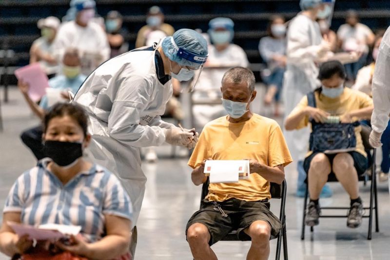 ▲史哲在現場也特別提醒每個接種站的指揮官、衛教同仁、控場的麥克風手,接下來不要再稱呼長輩了,要稱呼市民朋友、先生、小姐!(翻攝史哲臉書)