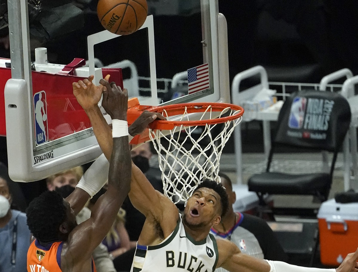 ▲Deandre Ayton的灌籃被Giannis Antetokounmpo給蓋掉。（圖／美聯社／達志影像）