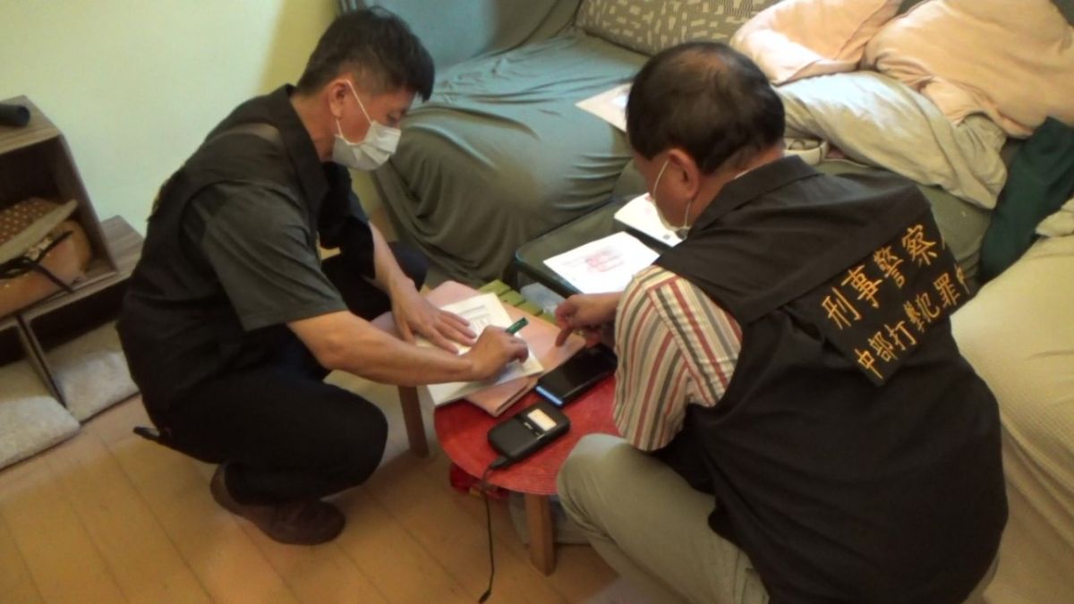 ▲中部地區某生技公司以「疫苗殘劑預約候補登記」之名，在LINE群組上散布假訊息，吸引至少700人留下個資，刑事局偵查第六大隊循線查獲6人移送法辦，警方呼籲民眾關注中央流行疫情指揮中心發布之正確訊息，並多加提防網路流傳之假訊息，以免個人資料外洩，並影響自身疫苗接種權益。（圖/新頭殼）