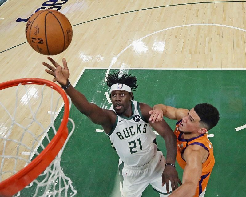 ▲Jrue Holiday上籃被Devin Booker犯規。(圖/美聯社/達志影像)