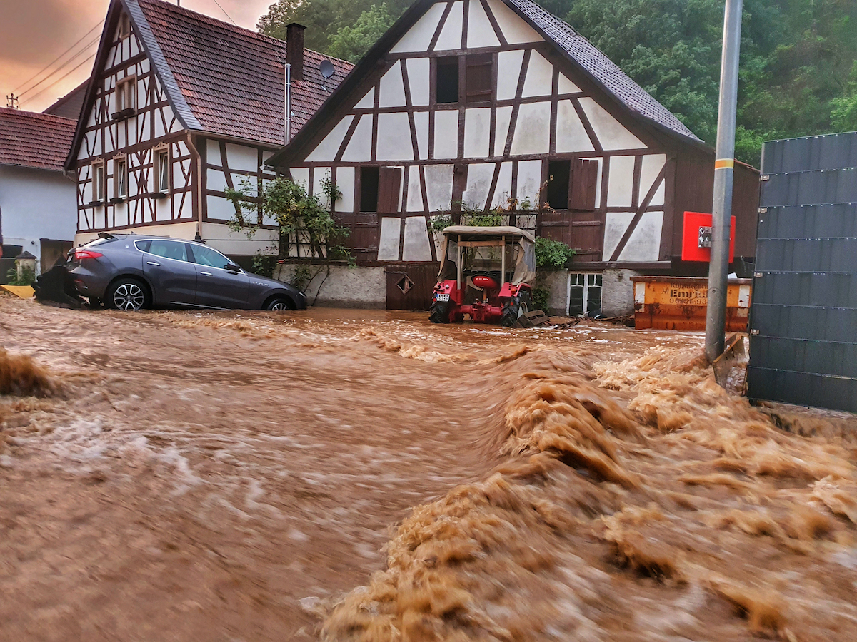▲德國警方今天表示，德國西部洪患導致6棟房屋坍塌之後，目前已造成4人喪生、30多人下落不明。（圖／美聯社／達志影像）
