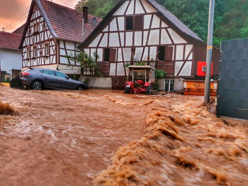 ▲德國警方今天表示，德國西部洪患導致6棟房屋坍塌之後，目前已造成4人喪生、30多人下落不明。（圖／美聯社／達志影像）