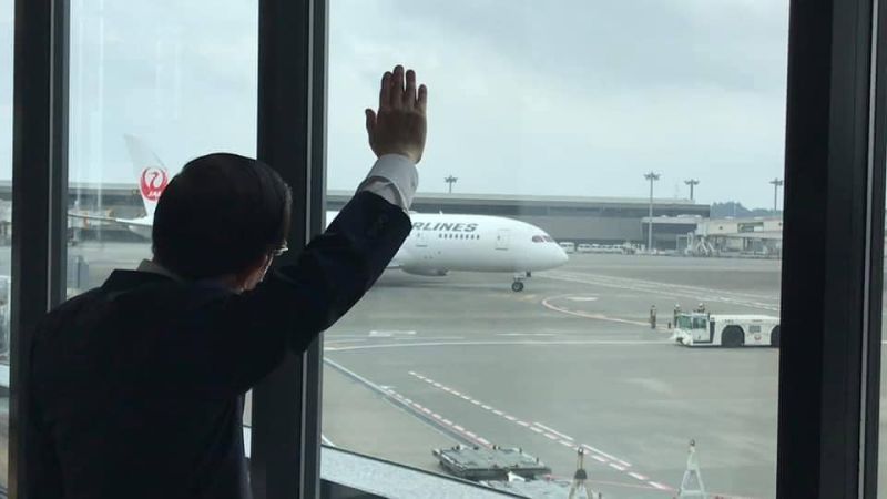 ▲駐日代表謝長廷15日前往東京成田機場,向裝載第三批日贈台的97萬劑疫苗揮手送機。(圖/取自謝長廷臉書)