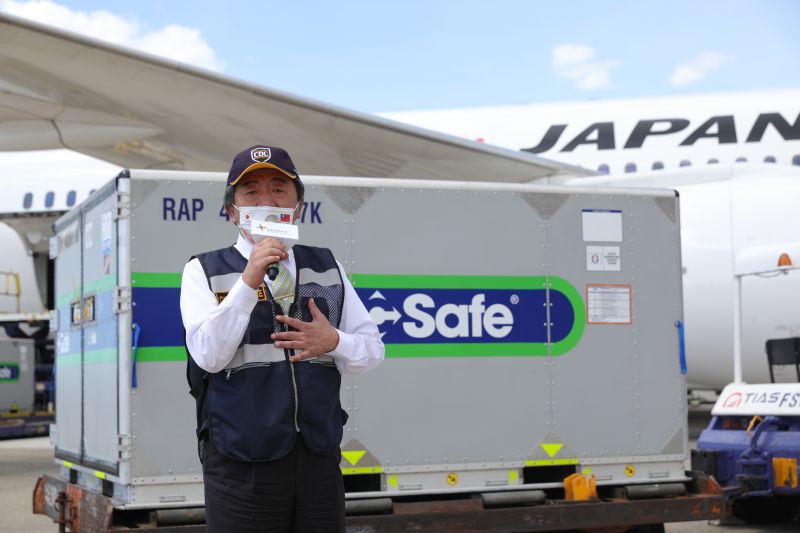 ▲日本第三波援贈台灣疫苗15日抵台,指揮官陳時中前往桃機接機並發表簡單談話。(圖/指揮中心提供)