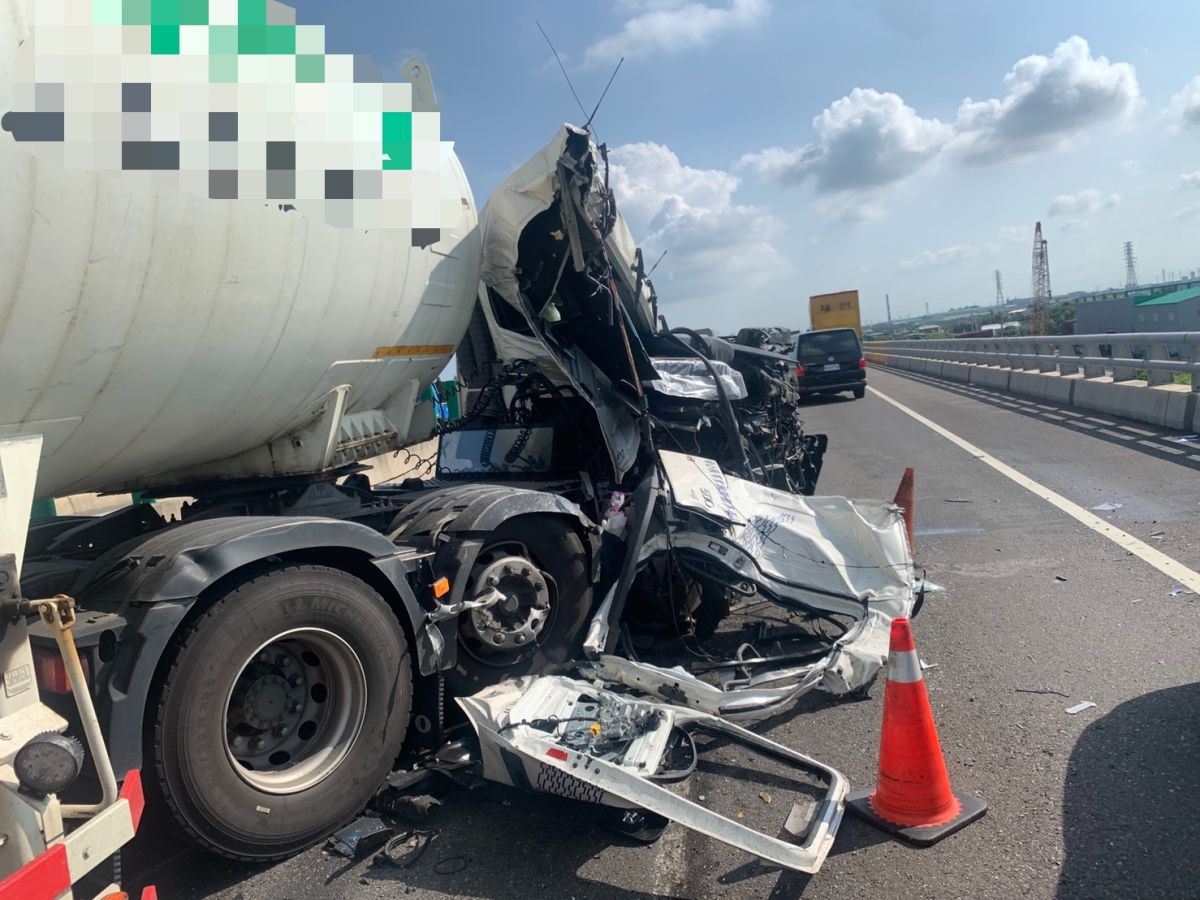 ▲全聯結車故障停靠路邊，卻遭到後方來的全聯結車撞上。（圖／楊梅分局提供）