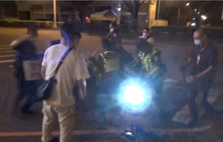 ▲大批警察分持盾牌、棍桻將發酒瘋的殺人嫌犯逮捕 (圖/記者鄧力軍攝)