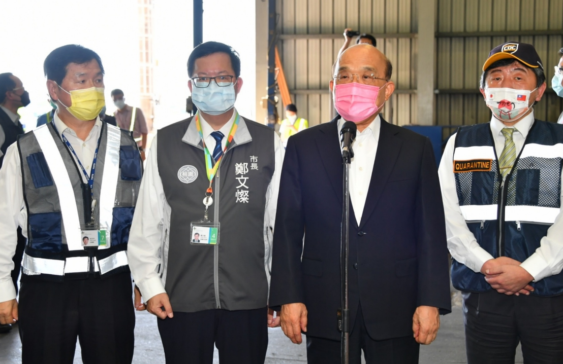 ▲蘇貞昌赴桃園機場視察疫苗到貨相關作業，衛福部長陳時中、桃園市長鄭文燦一同現身。（圖／行政院提供）