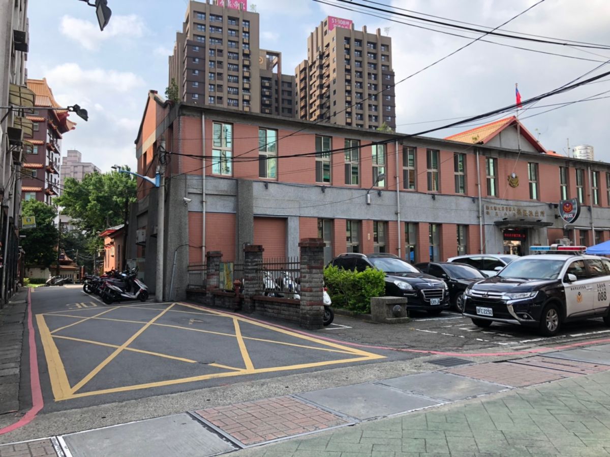 ▲新莊派出所將公辦都更，預計下半年度動工，後方為當地少數的新建案。（圖／NOWnews資料照片）