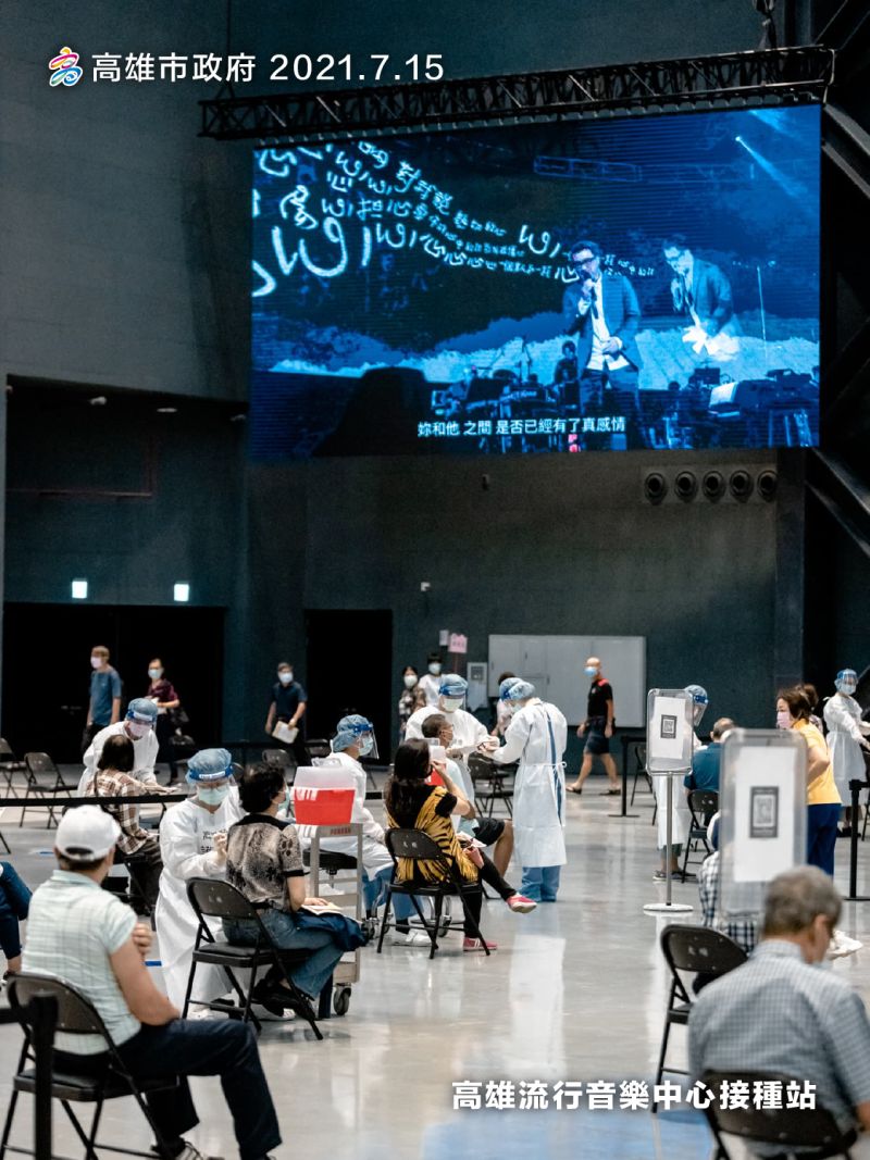 ▲高雄自六月十五日開打疫苗後,市府全體工作人員都動員支援接種站,將接種疫苗事務做好,高雄市才能拼出在一個月內,接種55萬人成績。(圖/高市府提供)