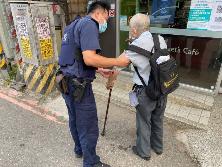 ▲老翁體力不支癱坐超商旁，警察靠著老翁身上的疫苗接種卡安全將他送回家。（圖／大園分局提供）