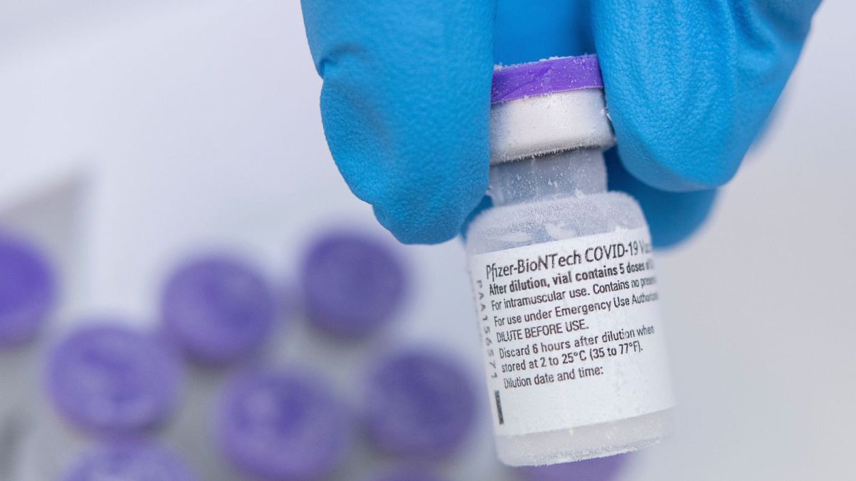 ▲德國BNT和美國輝瑞藥廠宣布，試驗結果顯示，面對COVID-19（2019冠狀病毒疾病）Omicron變異株，旗下疫苗「仍然有效」，只要接種3劑。（圖／美聯社／達志影像）