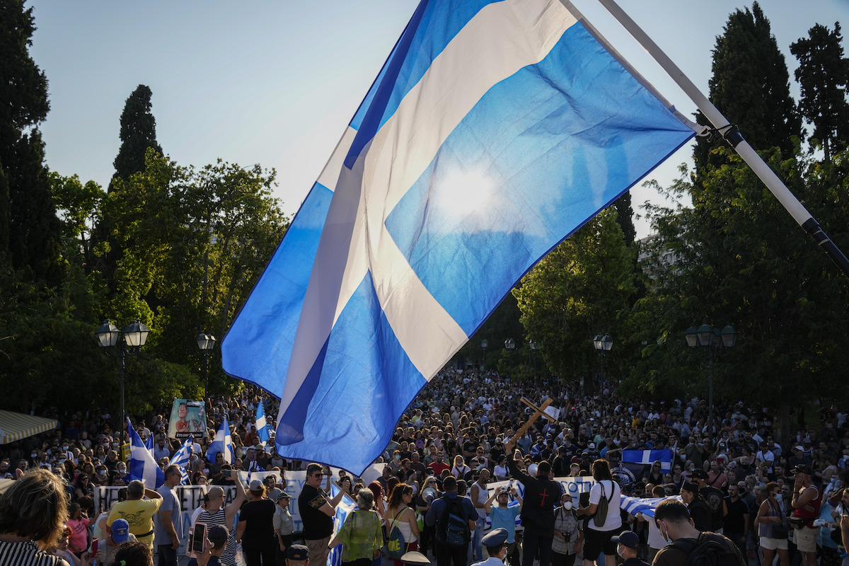 ▲希臘政府12日宣布醫護人員及安養院工作人員必須強制施打疫苗，引起民眾不滿，聚集在希臘議會前抗議，要求希臘總理米佐塔基斯下台。（圖／美聯社／達志影像）
