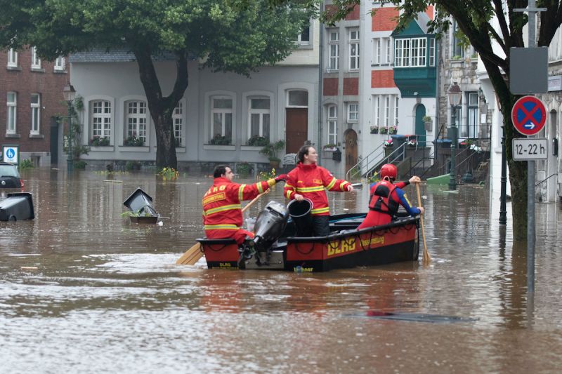 ▲德國暴雨成災，消防人員前往各地救援、疏散民眾，德國氣象局警告未來連續幾天仍有降雨、區域性洪水風險持續。（圖／美聯社／達志影像）